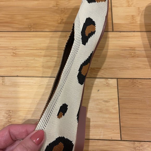 Super cute leopard print flats! - Picture 6 of 8